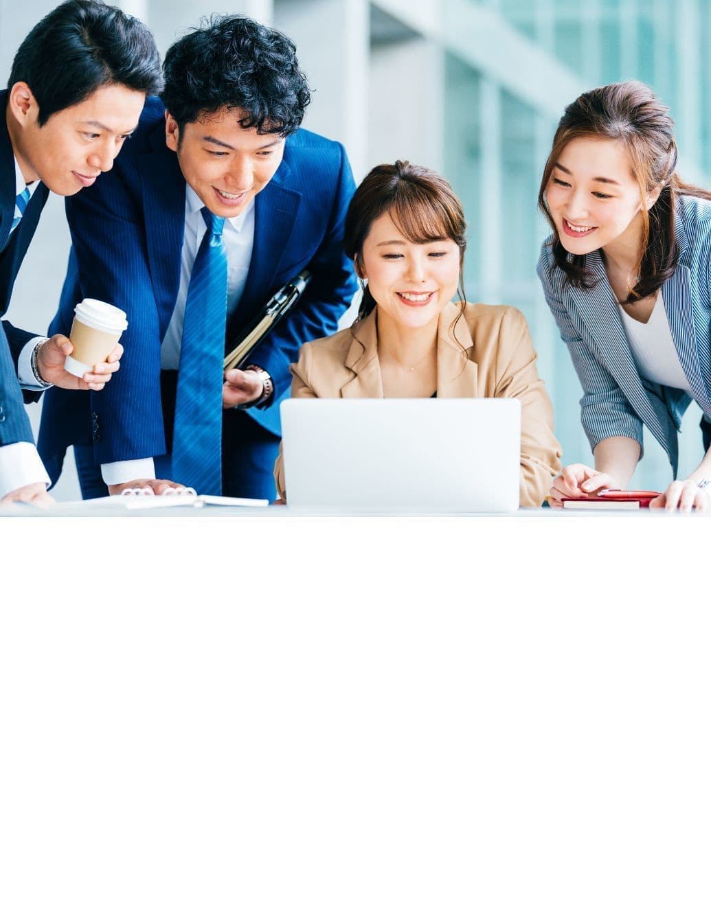 パソコンをみる人達